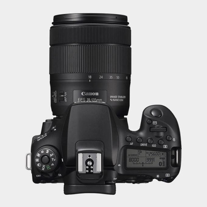 Cámara DSLR Canon EOS 90D con lente 18-135mm y grabación UHD 4K