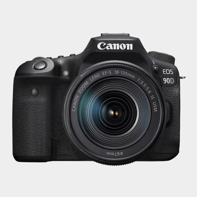 Cámara DSLR Canon EOS 90D con lente 18-135mm y grabación UHD 4K