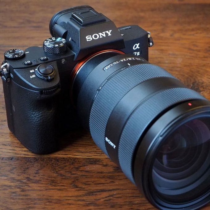 Sony a7 III con lente de 28-70 mm Cámara sin espejo full-frame 24 MP