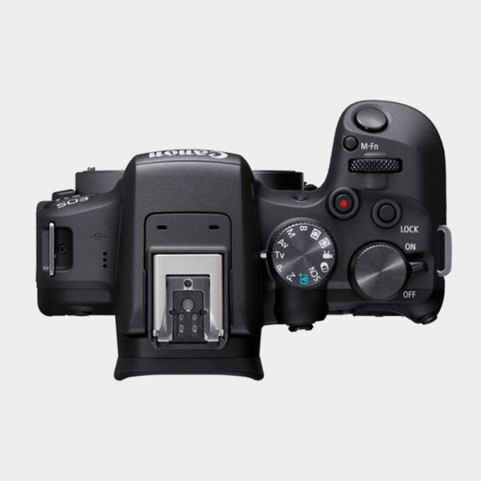 Camara sin espejo canon R10 con lente 18 45 mm