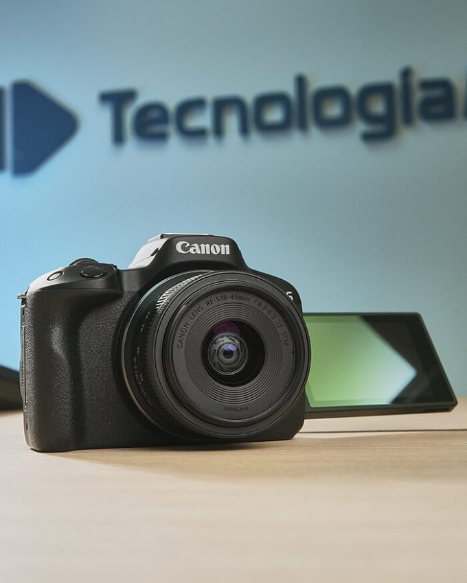 Cámara sin espejo R50 con lente de 18-45 mm, estuche de transporte y tarjeta de memoria
