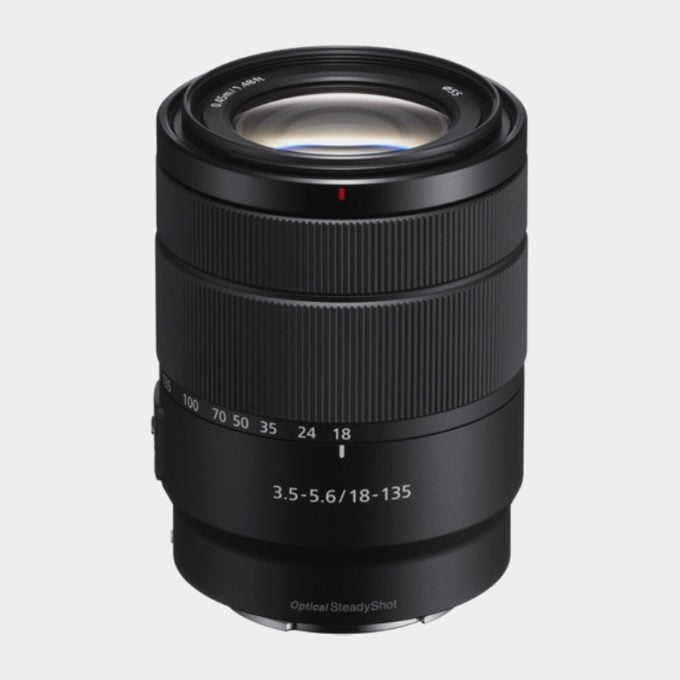 Cámara sin espejo Sony a6700 con lente de 18-135 mm