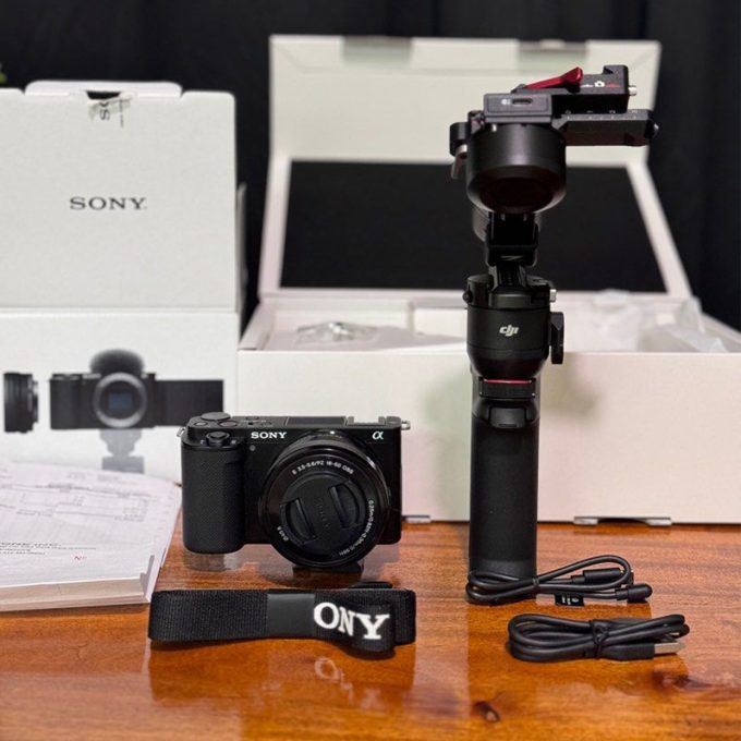 Cámara sin espejo Sony ZV-E10 con lente de 16-50 mm y DJI RS 3 Mini
