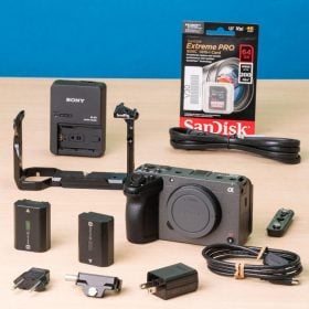 Kit Cámara Sony Fx 30 jaula, Cargador Sony, Batería Sony NP-FZ100 y Memoria 64GB V30