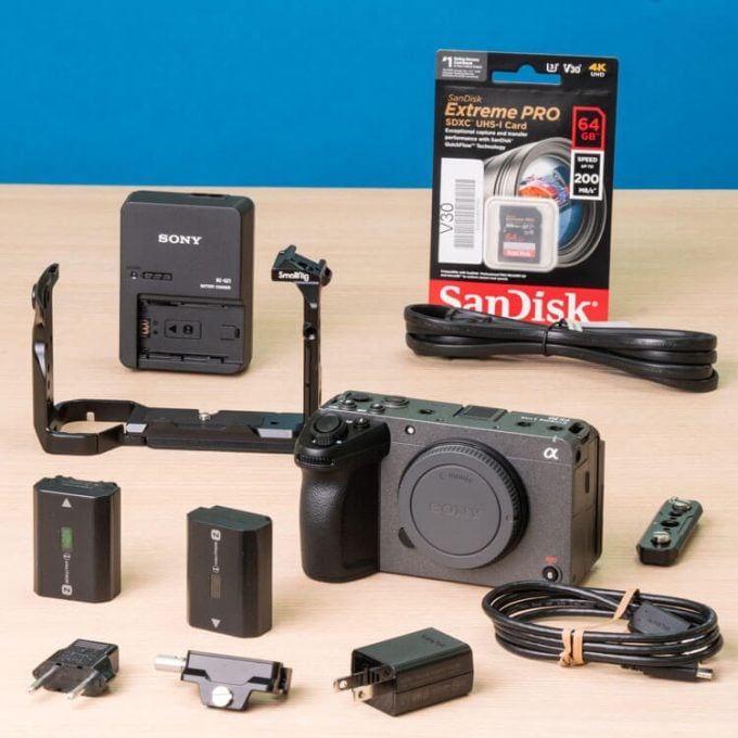 Kit Cámara Sony Fx 30 jaula, Cargador Sony, Batería Sony NP-FZ100 y Memoria 64GB V30