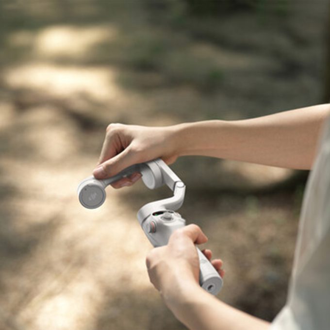 DJI Osmo Mobile 6 Gimbal para teléfono inteligente (gris platino)