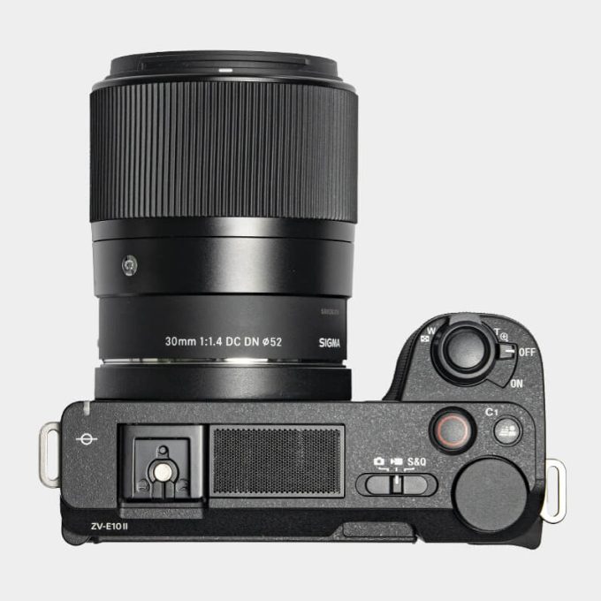 Sony ZV-E10 II Con Lente Sigma 30mm, Cargador Sony BC-QZ1 y Memoria 64GB