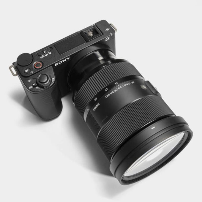 Sony ZV-E10 II con Lente Sigma 24-70mm Cargador Sony BC-QZ1 y Memoria 64GB