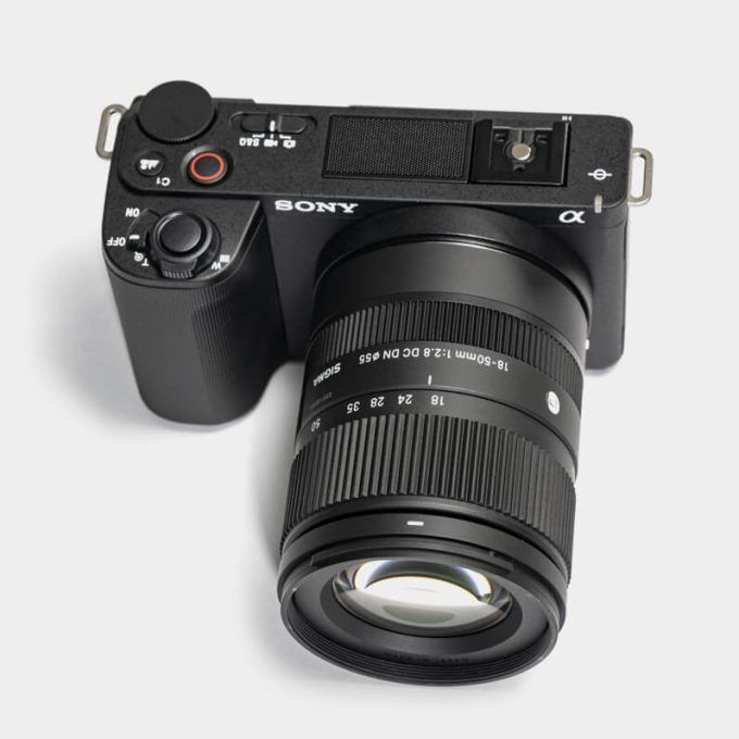 Sony ZV-E10 II con Lente Sigma 18-50mm f/2.8, cargador Sony BC-QZ1 y Memoria Sandisk 64GB V30