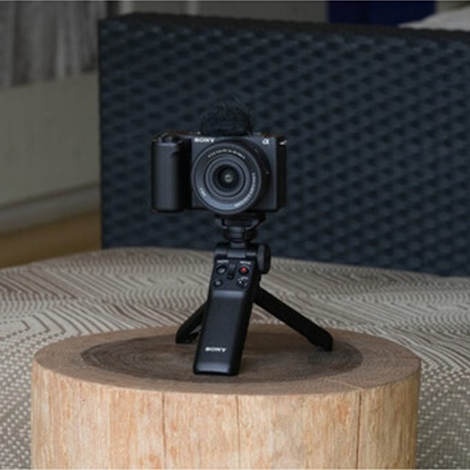 Sony ZV-E10 II con Lente Sigma 16mm f/1.4 DC cargador Sony BC-QZ1 y Memoria Sandisk 64GB V30