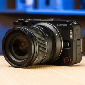 Canon EOS R50 V con Lente Sigma RF 18-50mm f/2.8